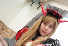 Japanese Cosplayer Suzuna Shiraishi is Playing With Her Shaved Pussy